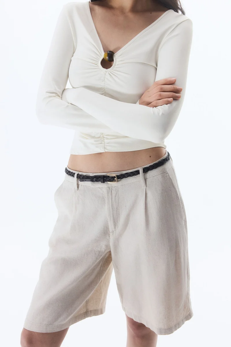 اتش اند ام بلوزة بجزء مفتوح وتفاصيل متجمعة